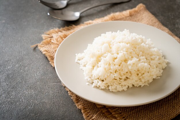 riz cuit sur assiette