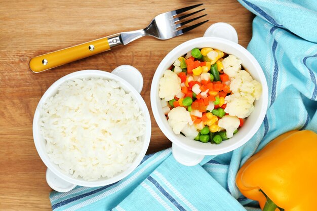 Riz cuit aux légumes sur table en bois