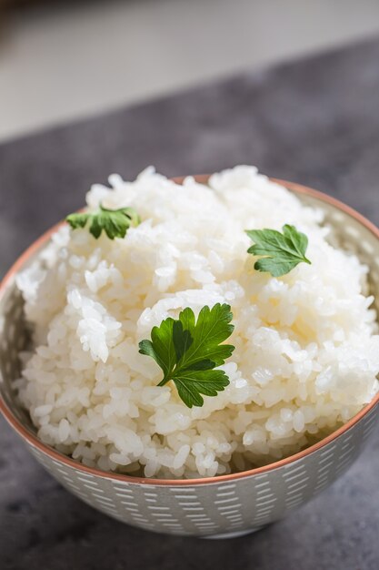 Riz cuit dans un bol sur la table de la cuisine - gros plan.