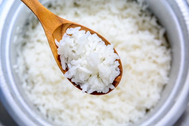 Riz cuit en pot avec une cuillère en bois