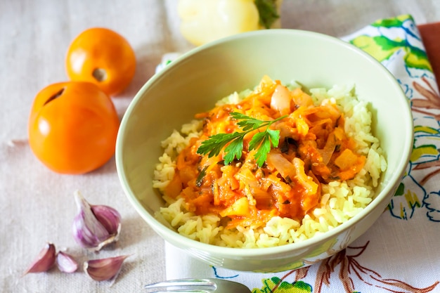 Riz cuit à la vapeur avec des légumes cuits et du curcuma