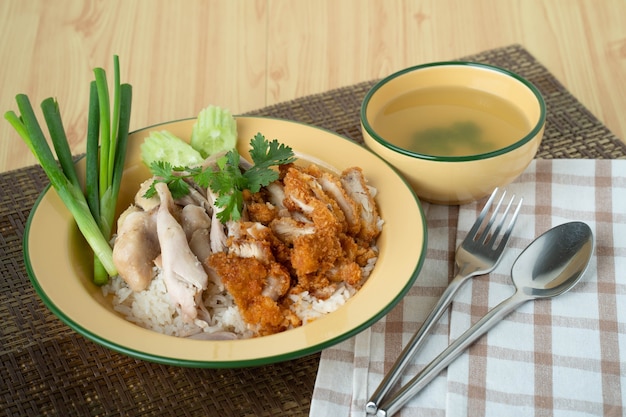 Riz cuit à la vapeur avec de la soupe de poulet