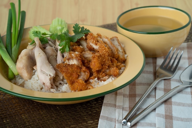 Riz cuit à la vapeur avec de la soupe de poulet