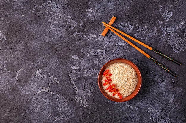 Riz dans un bol et baguettes en bois