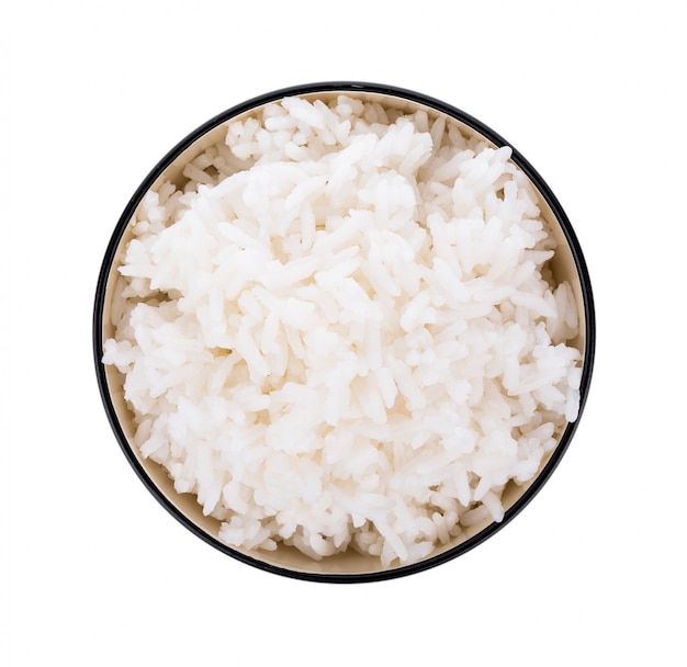 Riz dans un bol sur un fond blanc. vue de dessus