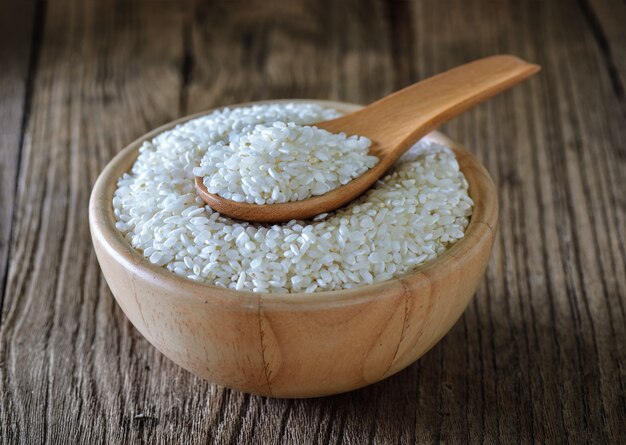 Riz dans un bol sur une surface en bois