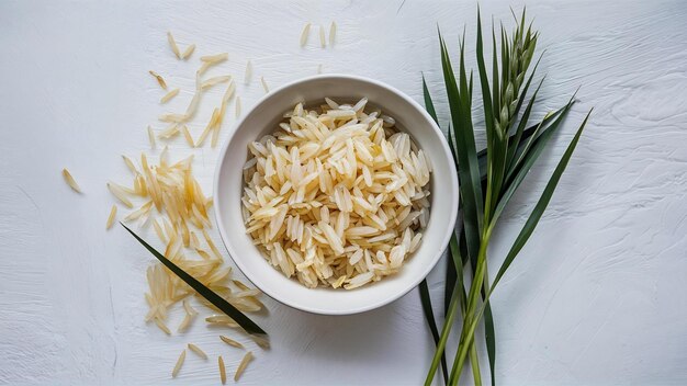 Photo le riz écorché est placé avec le riz sur un blanc