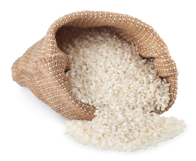 riz éparpillé dans un sac isolé sur fond blanc