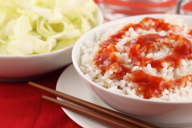 Riz frais avec sauce sur un bol blanc