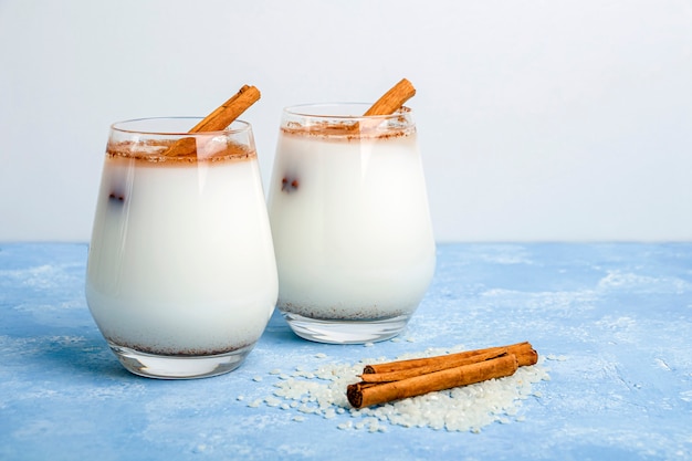 Riz frais traditionnel mexicain ou espagnol fait maison Horchata dans un verre.