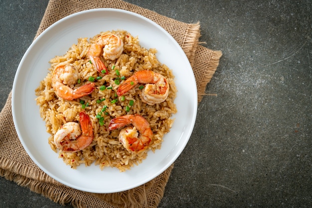 riz frit à l'ail avec crevettes ou crevettes