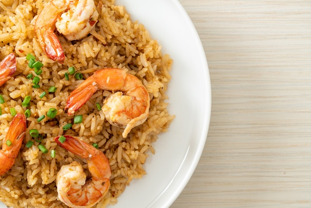 riz frit à l'ail avec crevettes ou crevettes