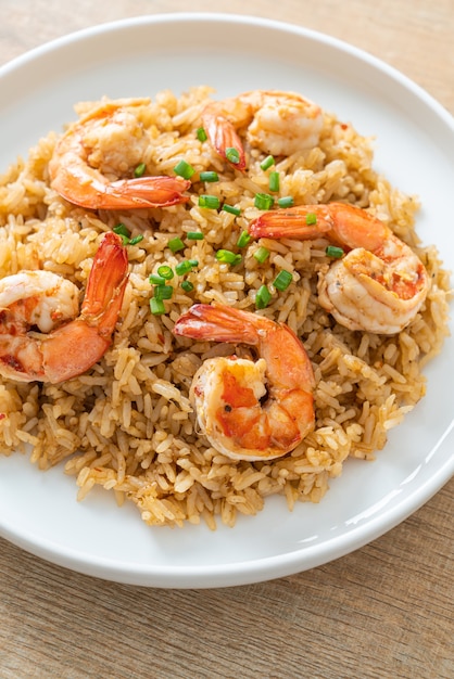 riz frit à l'ail avec crevettes ou crevettes