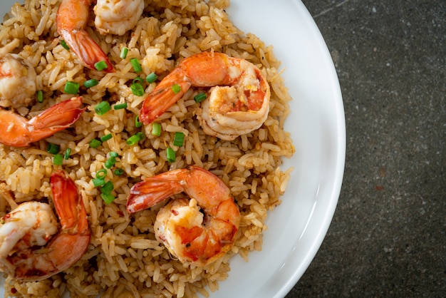 riz frit à l'ail avec crevettes ou crevettes