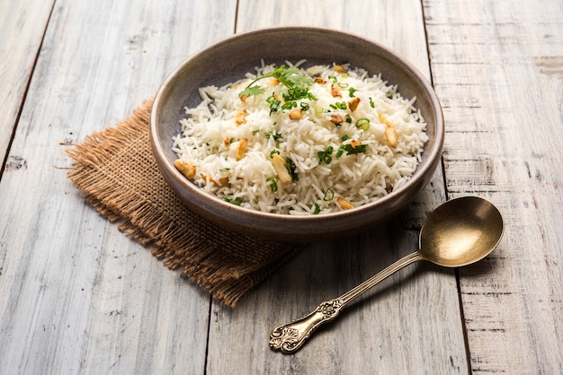 Riz frit à l'ail ou Pulav à l'aide de riz basmati et de Lahsun, servi avec Dal Tadka sur fond de mauvaise humeur, mise au point sélective