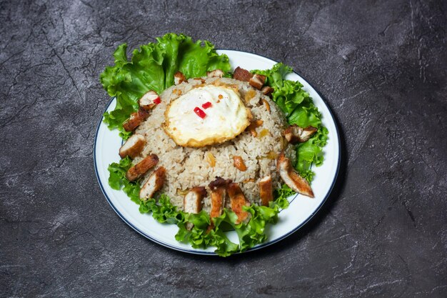 Riz frit américain avec œuf ensoleillé servi dans un plat isolé sur fond gris vue de dessus de la nourriture indienne et bangladaise