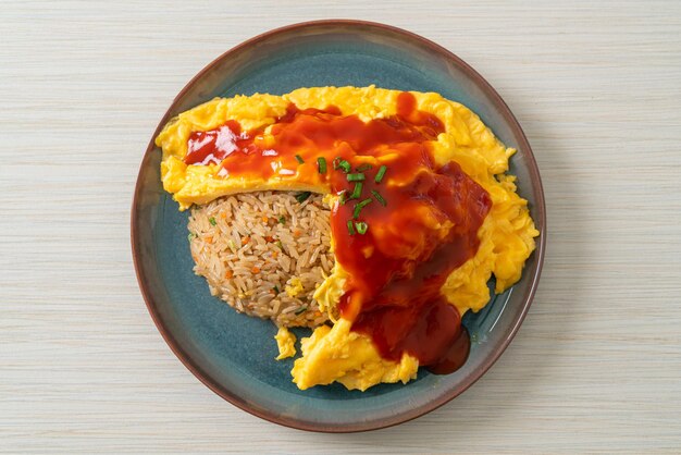 Riz frit aromatisé dans un emballage d'omelette ou Omurice de style japonais - style de cuisine asiatique