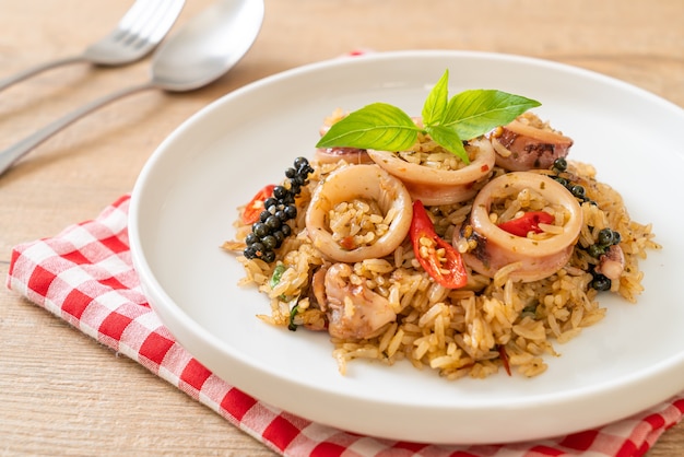 Riz frit au basilic et aux herbes épicées avec calamars ou poulpe