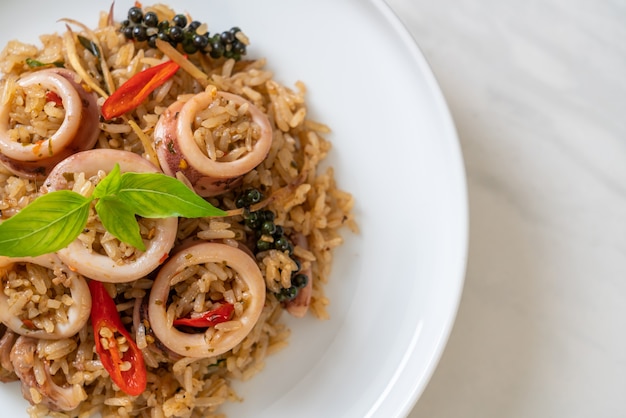 Riz frit au basilic et aux herbes épicées avec calamars ou poulpe