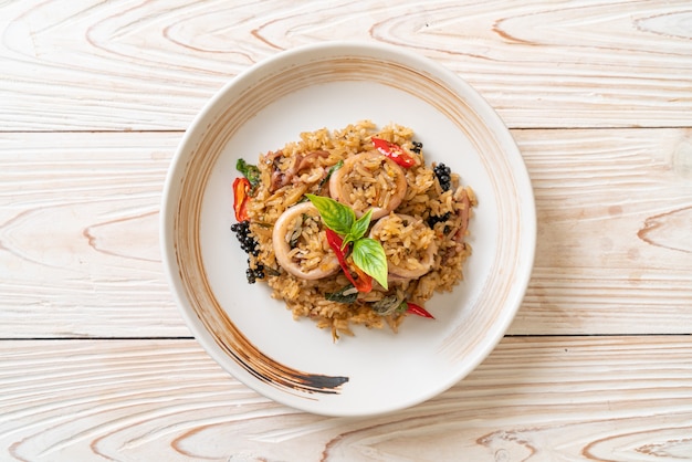 Riz frit au basilic maison et aux herbes épicées avec calamars ou poulpe - style de cuisine asiatique