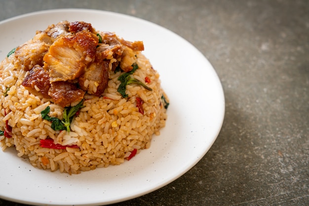 riz frit au basilic thaï et poitrine de porc croustillante - style thaïlandais