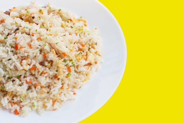 Riz frit au crabe sur assiette