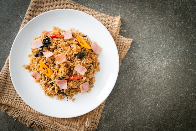 riz frit au jambon aux herbes et épices - style cuisine asiatique