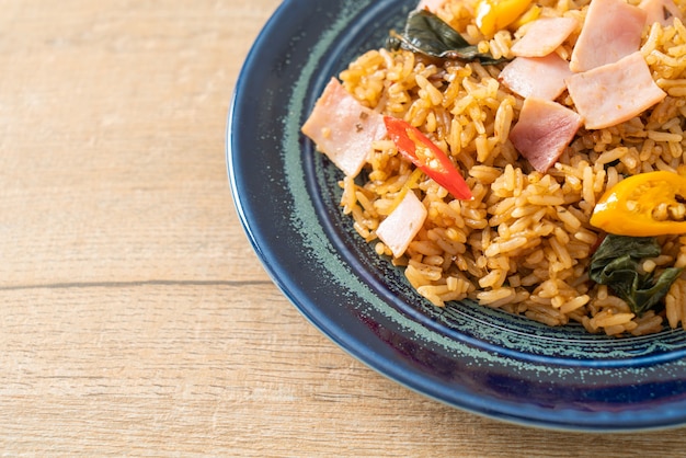 riz frit au jambon aux herbes et épices - style cuisine asiatique