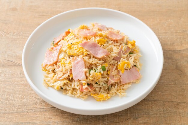 Riz frit au jambon bacon fait maison sur plaque blanche