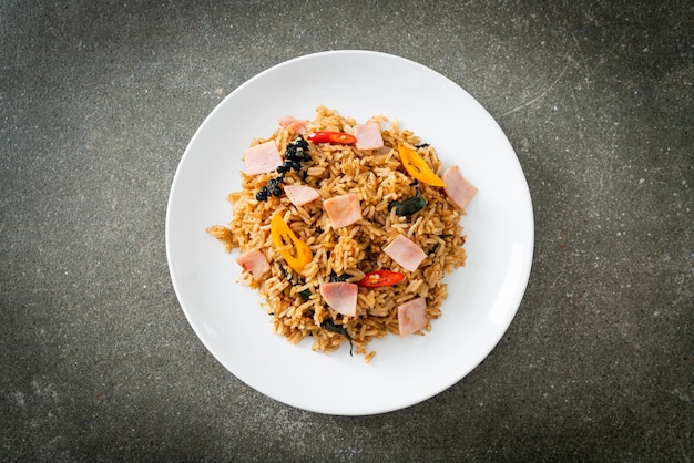 Photo riz frit au jambon avec des herbes et des épices