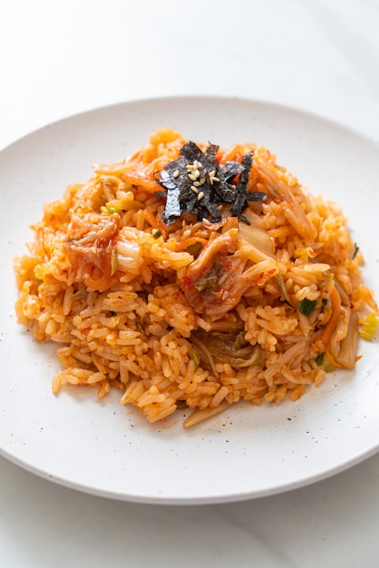 riz frit au kimchi aux algues et sésame blanc - style cuisine coréenne