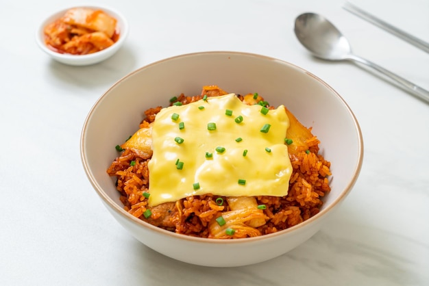 riz frit au kimchi avec du porc et du fromage garni - cuisine asiatique et fusion