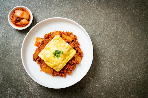 riz frit au kimchi avec du porc et du fromage garni - cuisine asiatique et fusion