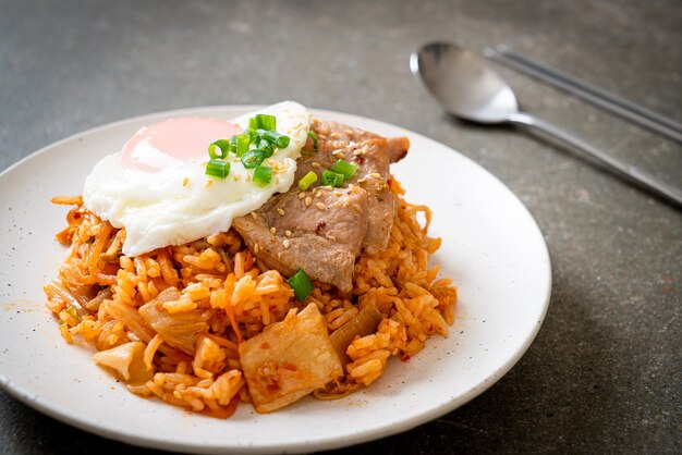 Riz frit au kimchi avec œuf frit et porc - style cuisine coréenne