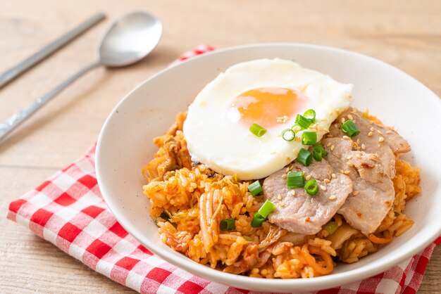 Riz frit au kimchi avec œuf frit et porc - style cuisine coréenne