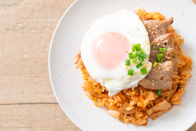 Riz frit au kimchi avec œuf frit et porc - style cuisine coréenne