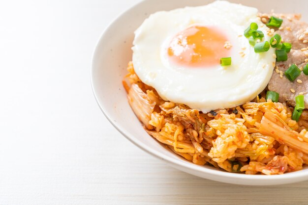 Riz frit au kimchi avec œuf frit et porc - style de cuisine coréenne