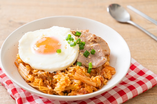 Riz frit au kimchi avec œuf frit et porc - style de cuisine coréenne