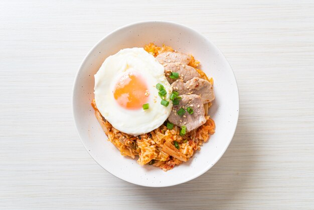 Riz frit au kimchi avec œuf frit et porc