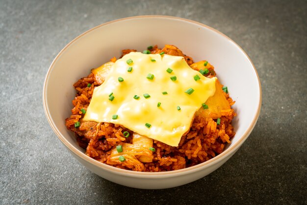 riz frit au kimchi avec porc et fromage garni - style cuisine asiatique et fusion