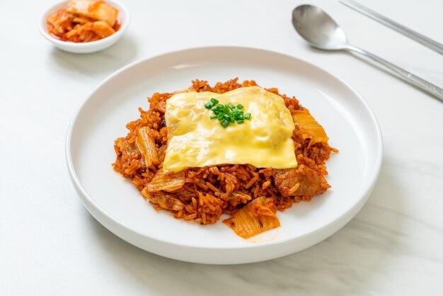 riz frit au kimchi avec porc et fromage garni - style cuisine asiatique et fusion