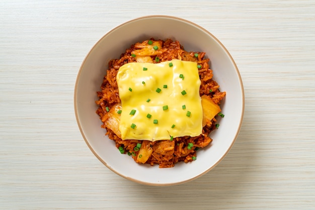 riz frit au kimchi avec porc et fromage garni