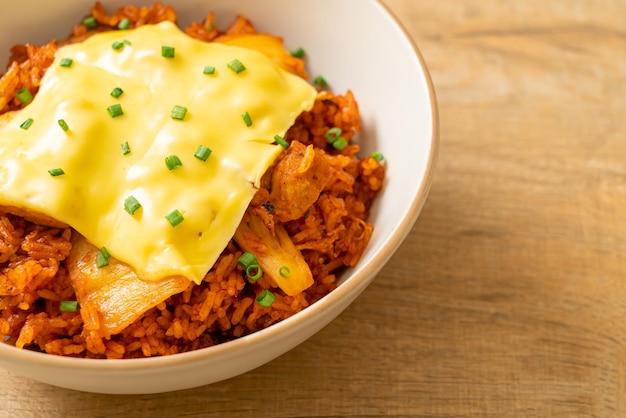 riz frit au kimchi avec porc et fromage garni