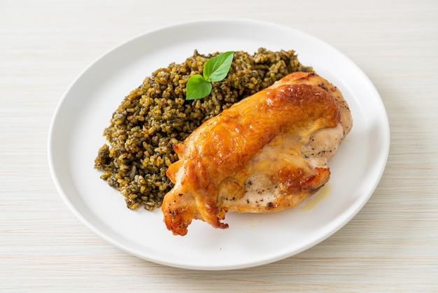 Riz frit au pesto avec poulet grillé sur plaque blanche