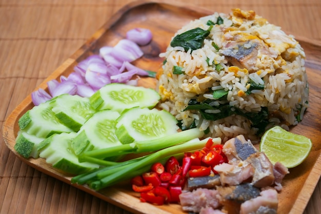 Riz frit au poisson salé et au chou chinois