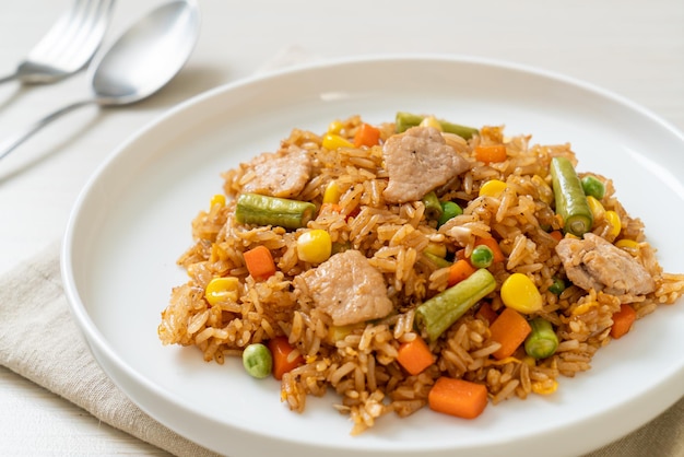 riz frit au porc et aux légumes