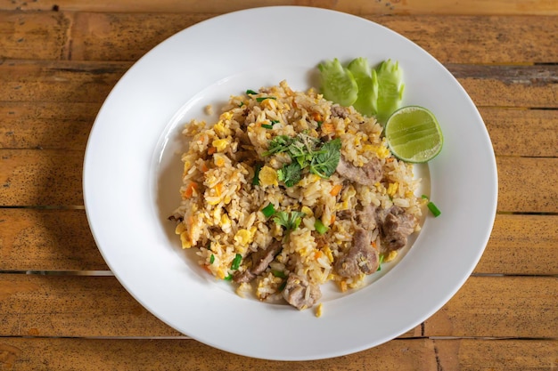 Riz frit au porc thaïlandais dans une assiette blanche