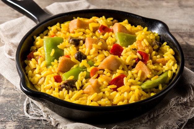 Riz frit au poulet et légumes sur une poêle à frire