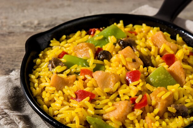 Riz frit au poulet et légumes sur une poêle à frire