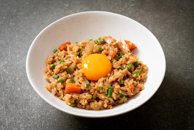 riz frit au saumon avec œuf mariné sur le dessus